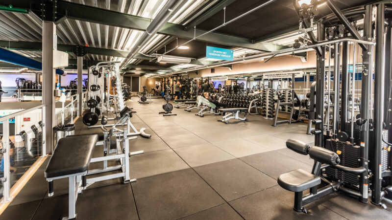 De free weight zone in de sportschool van Il Fiore healthcenters.