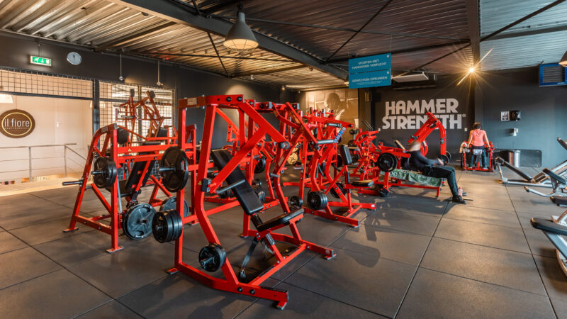Fitnessen in de hammer strength zone in de sportschool van Il Fiore healthcenters.